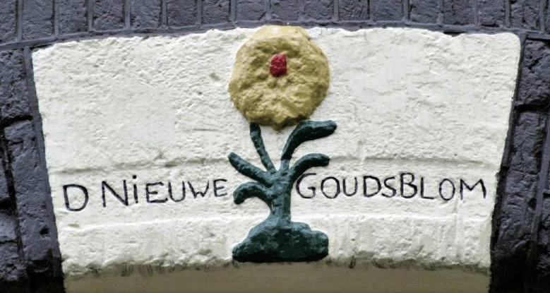 A handmade plaque featuring a yellow flower with the words, D Nieuwe Goudsblom