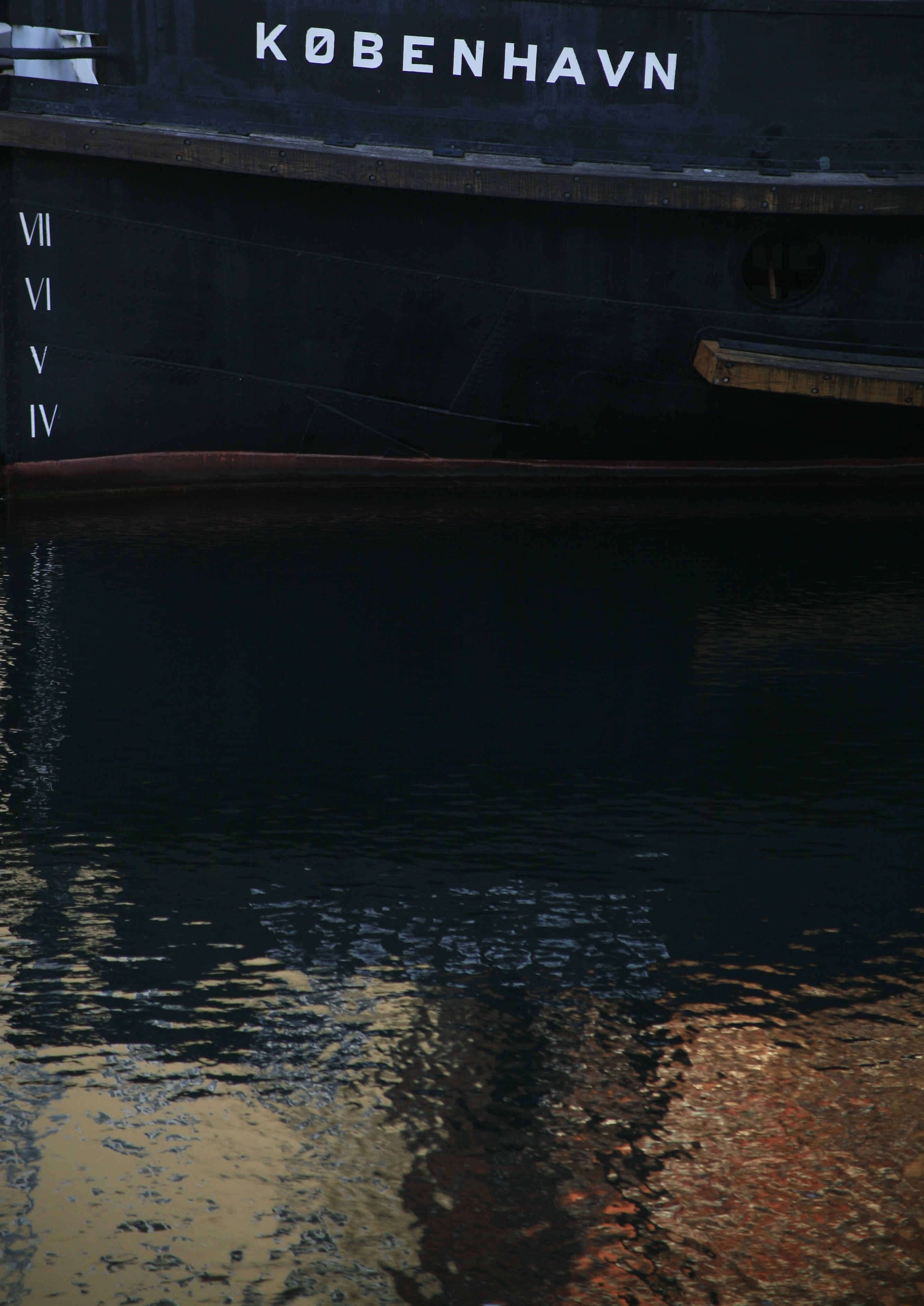 The keel of a ship with its name, København, visible at the top of the photo
